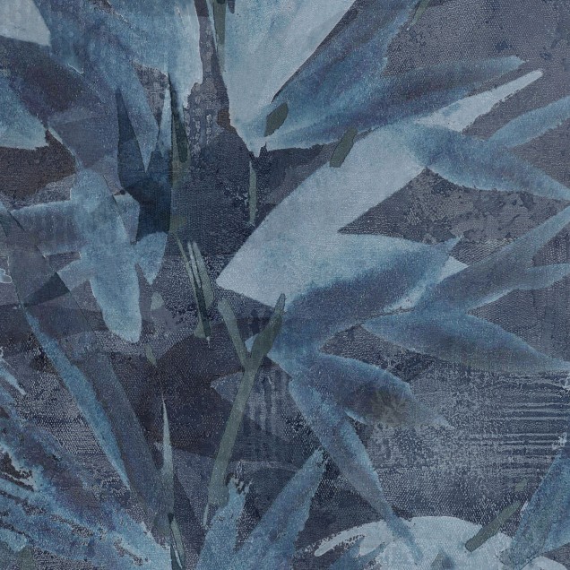 Tapet Light and Shadows / Painted Leaves, Variant 1 cu imprimeu de frunze pictate in nuanțe de albastru și gri