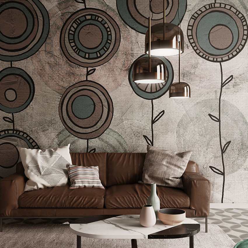 Tapet geometric abstract cu cercuri colorate pe un fundal texturat, decorând un living modern cu o canapea maro și o masă de cafea cu blat din marmură.