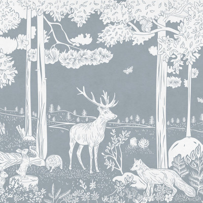 Tapetul personalizat Monochrome Forest - Blue prezintă o pădure în nuanțe de alb și albastru, cu detalii delicate ale copacilor, animalelor și plantelor.