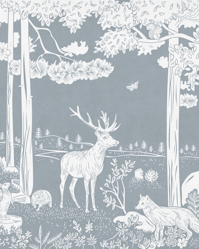 Tapetul personalizat Monochrome Forest - Blue prezintă o pădure în nuanțe de alb și albastru, cu detalii delicate ale copacilor, animalelor și plantelor.