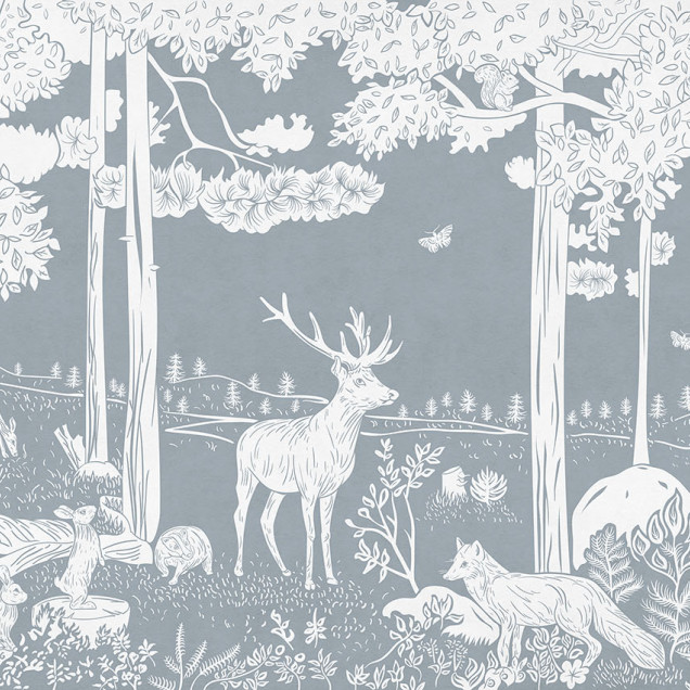 Tapetul personalizat Monochrome Forest - Blue prezintă o pădure în nuanțe de alb și albastru, cu detalii delicate ale copacilor, animalelor și plantelor.