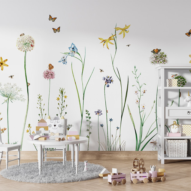 Tapet floral cu fluturi în camera unui copil