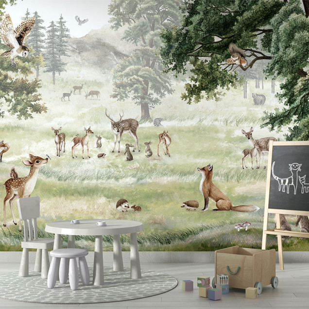 Tapet cu animale din pădure, inclusiv cerbi, vulpi, veverițe, bufnițe și alte animale, ideal pentru camera copilului