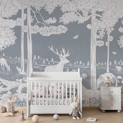 Tapetul personalizat Monochrome Forest - Blue prezintă o pădure în nuanțe de alb și albastru, cu detalii delicate ale copacilor, animalelor și plantelor.