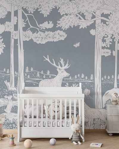 Tapetul personalizat Monochrome Forest - Blue prezintă o pădure în nuanțe de alb și albastru, cu detalii delicate ale copacilor, animalelor și plantelor.