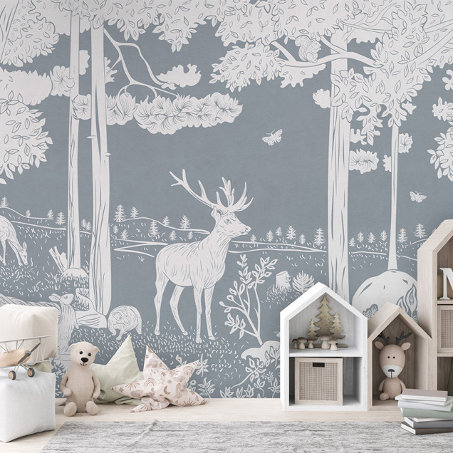 Tapetul personalizat Monochrome Forest - Blue prezintă o pădure în nuanțe de alb și albastru, cu detalii delicate ale copacilor, animalelor și plantelor.