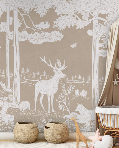 Tapet monocrom cu design forestier, cu siluete delicate de copaci, animale și plante în nuanțe de maro și alb