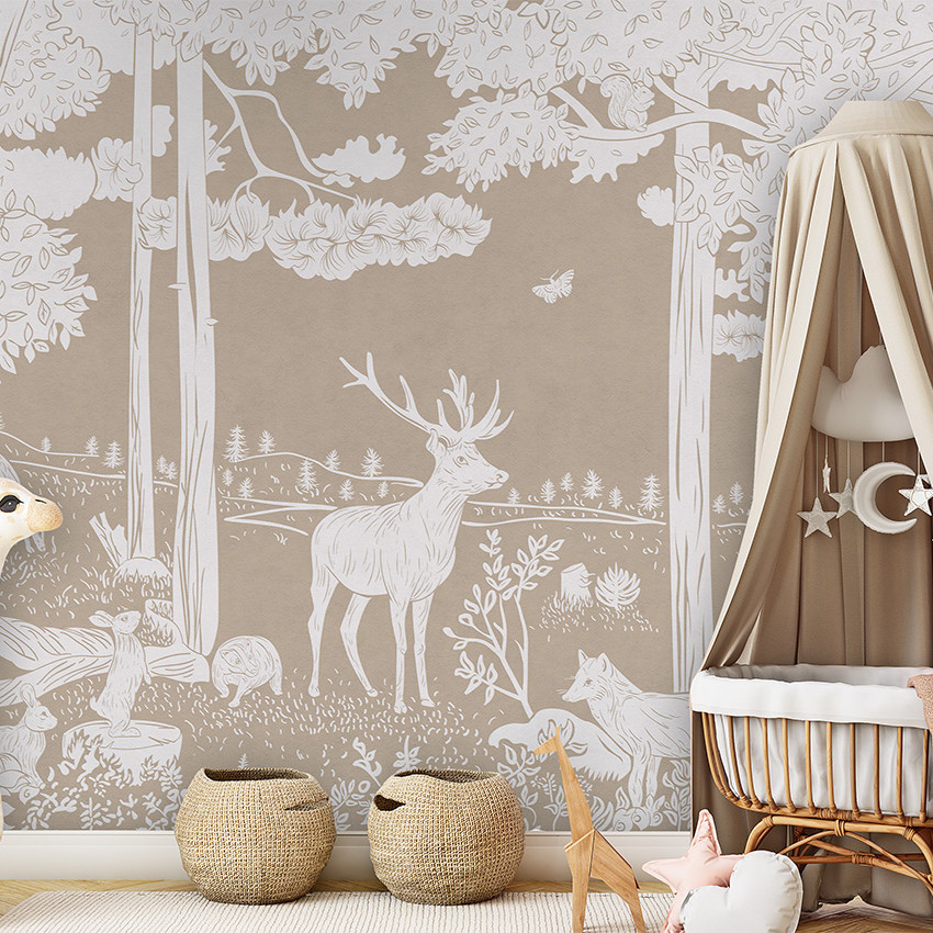 Tapet monocrom cu design forestier, cu siluete delicate de copaci, animale și plante în nuanțe de maro și alb
