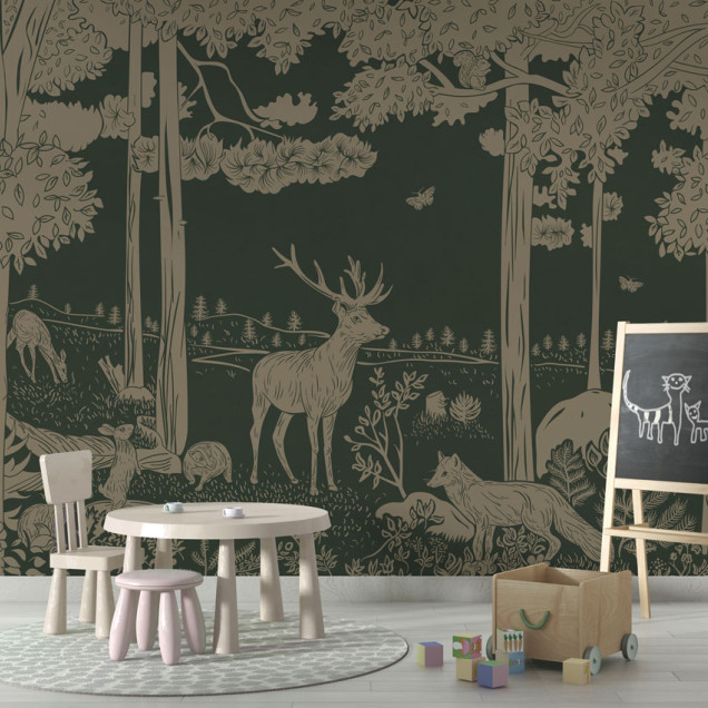 Wallpaper cu imagine a unei păduri monocrome, cu detalii de animale și copaci.  Paleta de culori este verde vintage.