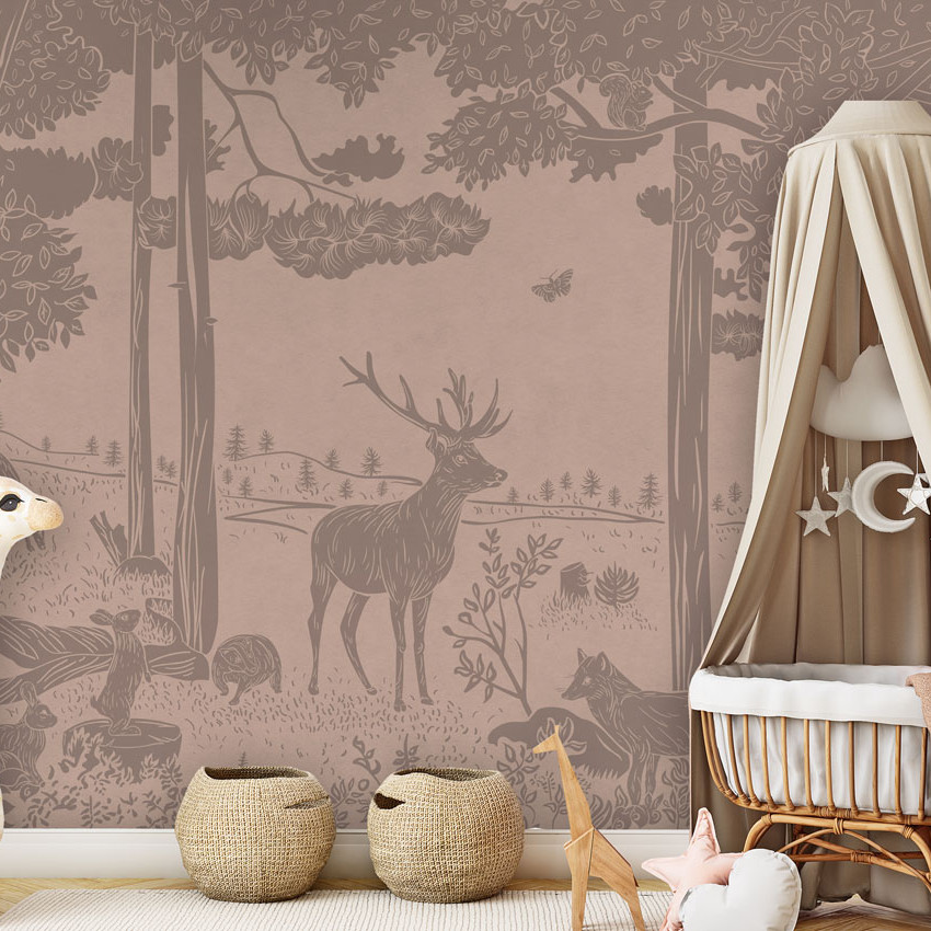 Tapet personalizat cu un design elegant, inspirat de natură. Imprimeul subtil în tonuri pastelate de roz prezintă o pădure liniștită, cu siluete delicate de animale.