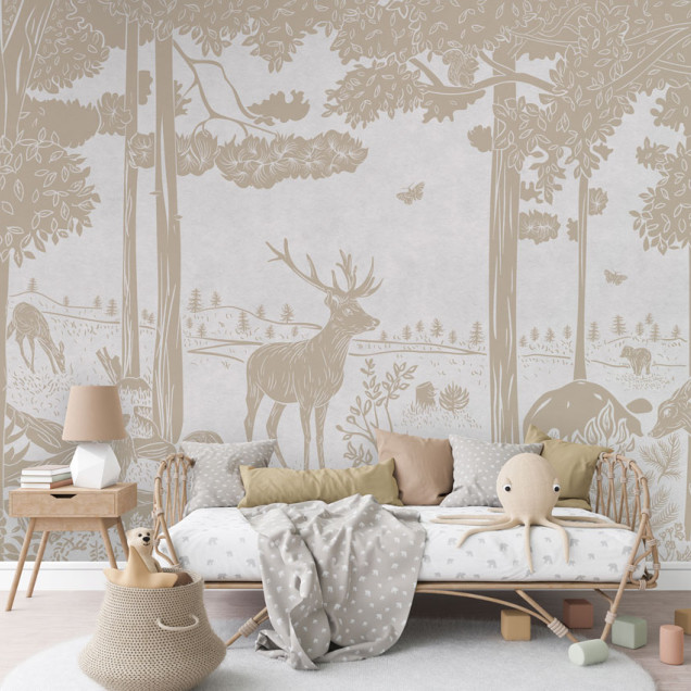 Tapet de perete cu o pădure monocromă, cu nuanțe vintage de alb, ideal pentru dormitoare, sufragerii sau camere pentru copii. Design artistic cu detalii rafinate ale copacilor, animalelor și florilor.