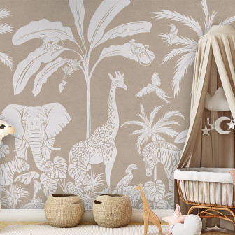 Tapet monocrom cu design de junglă, cu girafe, elefanți, zebre și păsări exotice, în nuanțe de alb pe un fundal maro