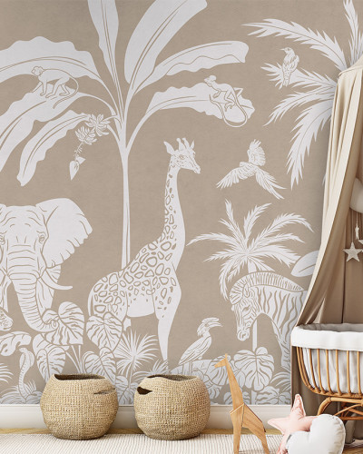 Tapet monocrom cu design de junglă, cu girafe, elefanți, zebre și păsări exotice, în nuanțe de alb pe un fundal maro