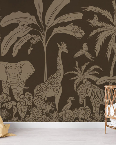 Tapet Monochrome Jungle - Brown Vintage cu motive de animale de safari și palmieri pe un fundal maro.