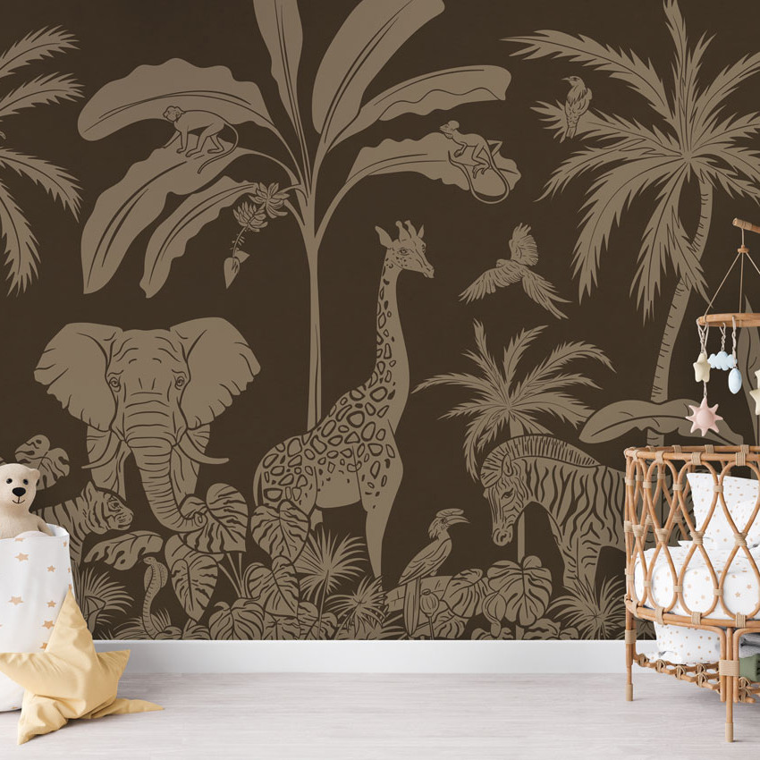 Tapet Monochrome Jungle - Brown Vintage cu motive de animale de safari și palmieri pe un fundal maro.