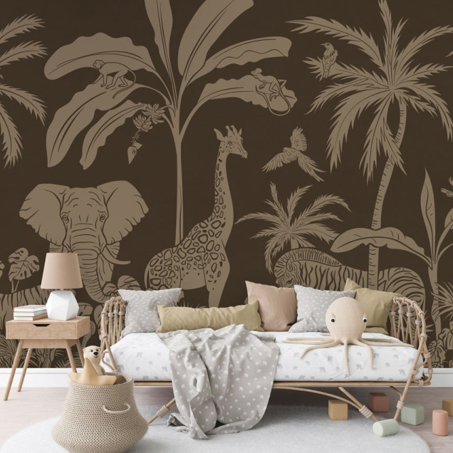 Tapet Monochrome Jungle - Brown Vintage cu motive de animale de safari și palmieri pe un fundal maro.