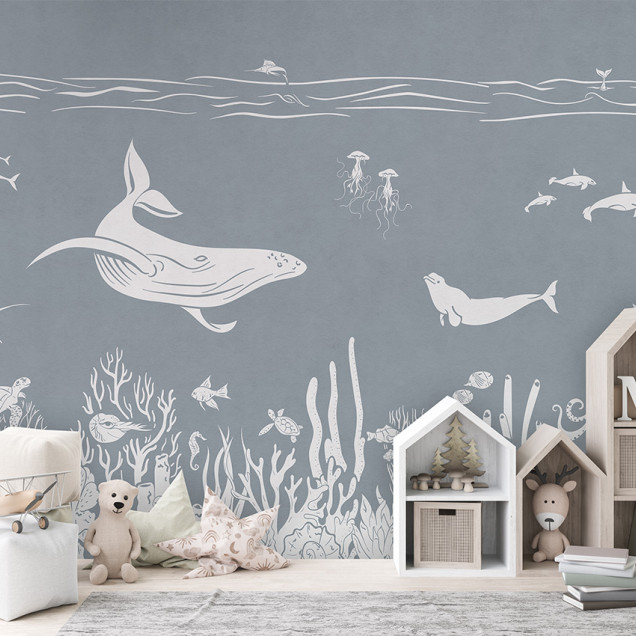 Tapet cu design marin monocrom, cu balena, delfini, corali și alge marine, pe un fundal albastru deschis