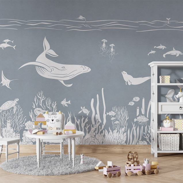 Tapet cu design marin monocrom, cu balena, delfini, corali și alge marine, pe un fundal albastru deschis