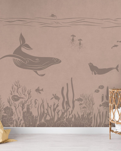Tapet Monochrome Sea - Pink Vintage, cu o balenă, corali și creaturi marine, într-o schemă de culori roz vintage.