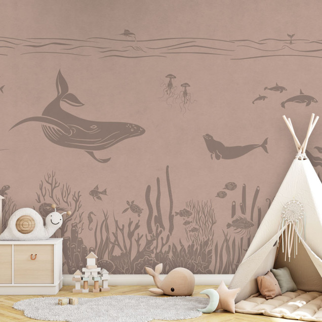 Tapet Monochrome Sea - Pink Vintage, cu o balenă, corali și creaturi marine, într-o schemă de culori roz vintage.