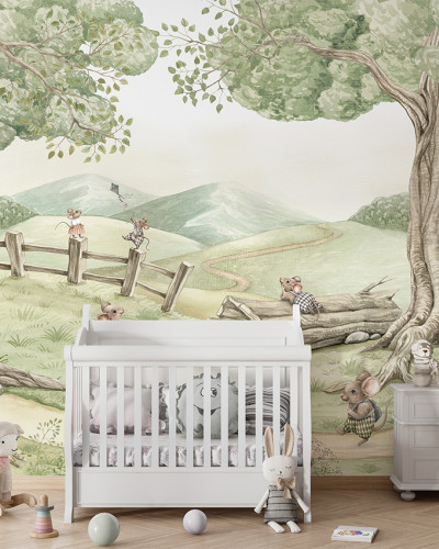 Tapet cu o familie de șoareci drăguți într-un decor natural, perfect pentru o cameră de copii.