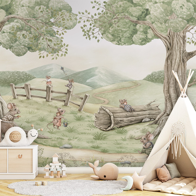 Tapet cu o familie de șoareci drăguți într-un decor natural, perfect pentru o cameră de copii.