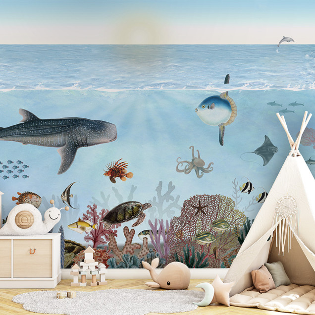 Tapet personalizat Ocean Lookbook, cu o imagine a unui recif de corali vibrant, cu pesti multicolori, rechini si alte vietuitoare marine.