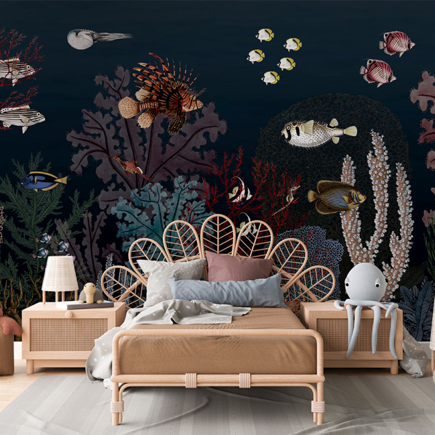 Tapet personalizat cu design marin Roaring Reef - Blue, cu pești, corali și alte creaturi marine, pe un fundal albastru închis.