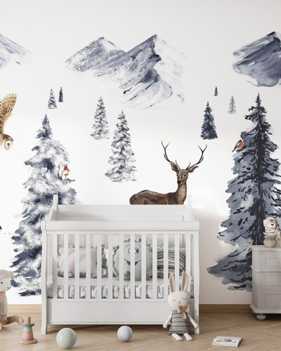 Tapet personalizat Winter Wonderland cu o padure fermecatoare de iarna, cu brazi, animale adorabile si munti inzapeziti.