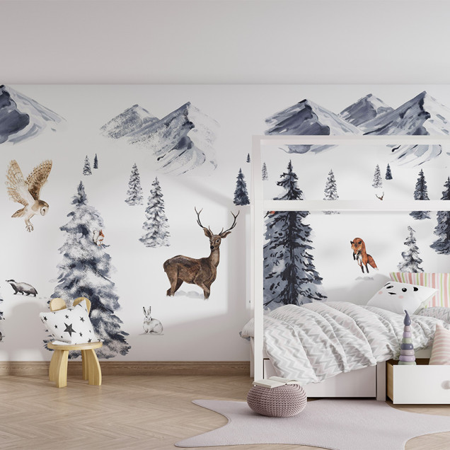 Tapet personalizat Winter Wonderland cu o padure fermecatoare de iarna, cu brazi, animale adorabile si munti inzapeziti.