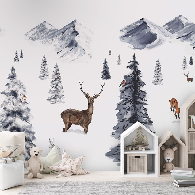 Tapet personalizat Winter Wonderland cu o padure fermecatoare de iarna, cu brazi, animale adorabile si munti inzapeziti.