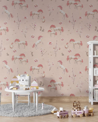 Tapet cu unicorni roz și flori delicate într-o cameră de copii