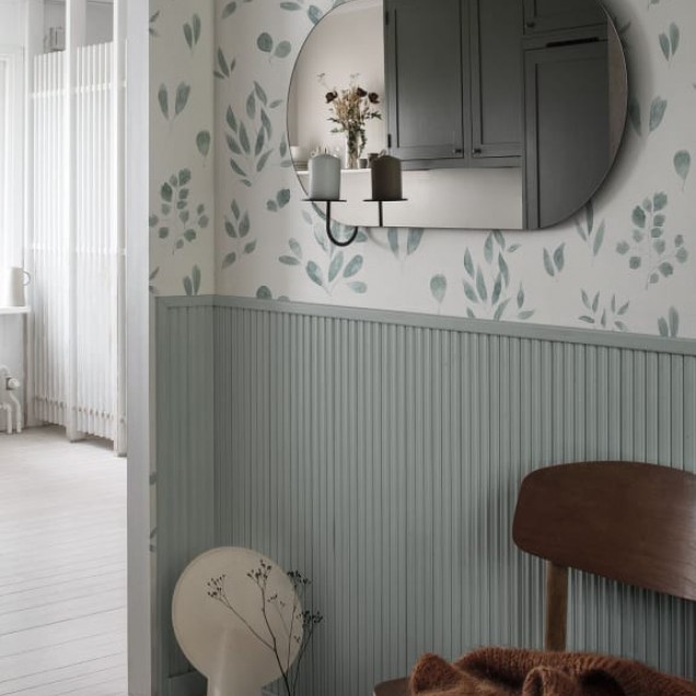 Tapet lavabil cu design floral minimalist, Belle Ocean Blue, cu frunze delicate în nuanțe de albastru și gri pe un fundal alb. Tapetul este perfect pentru dormitoare, holuri sau livinguri.