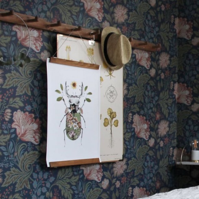 Tapet lavabil cu model floral delicat, albastru închis, cu flori roz deschis, verde și albastru deschis.