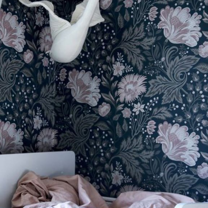 Tapet Ava Sandstone cu model floral delicat, în nuanțe de roz și gri, perfect pentru a adăuga un strop de eleganță oricărei încăperi.