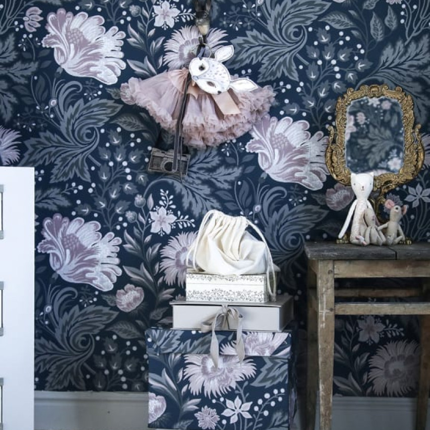 Tapet Ava Sandstone cu model floral delicat, în nuanțe de roz și gri, perfect pentru a adăuga un strop de eleganță oricărei încăperi.