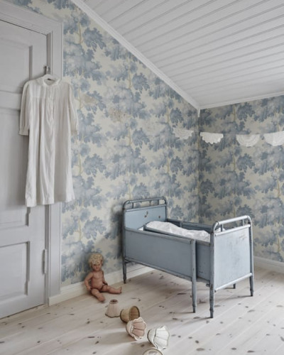Tapet lavabil cu design delicat in culori albastre si crem. Tapetul este decorat cu un model cu accente albastre.