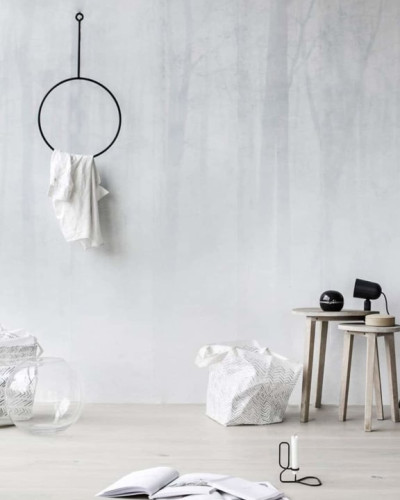 Tapet lavabil Vinterskog Grey cu un design minimalist, cu accente naturale, perfect pentru cei care caută o atmosferă calmă și elegantă.
