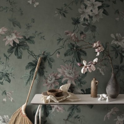 Tapet lavabil Faded Passion Sage Green cu un design floral luxuriant
