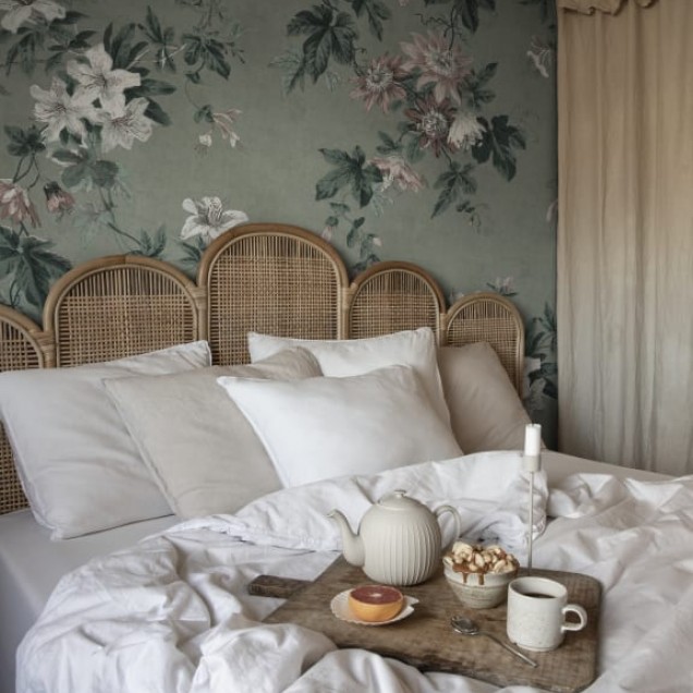 Tapet lavabil Faded Passion Sage Green cu un design floral luxuriant