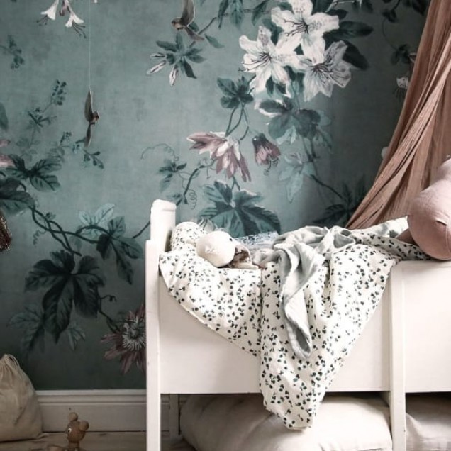 Tapet lavabil Faded Passion Sage Green cu un design floral luxuriant