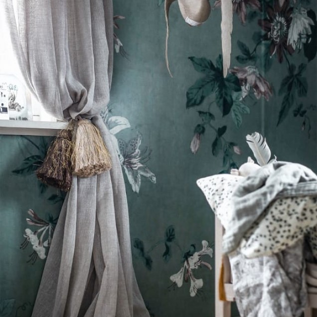 Tapet lavabil Faded Passion Sage Green cu un design floral luxuriant