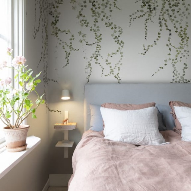 Tapet floral verde cu frunze delicate într-un interior elegant