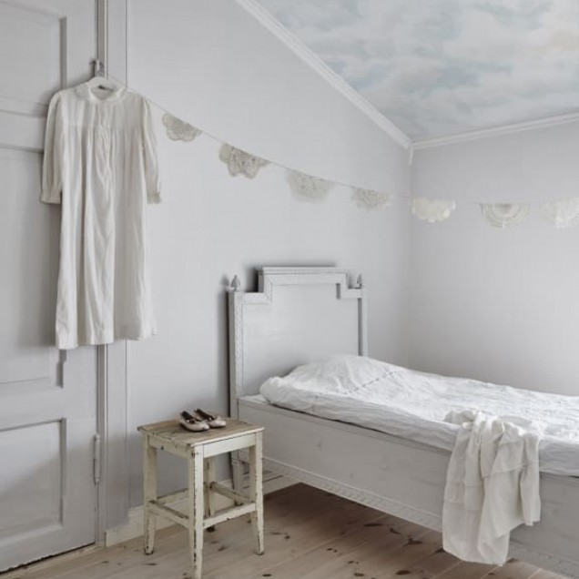 Tapet lavabil Himmel Light Blue cu design de nori, perfect pentru dormitoare, sufragerii sau birouri.