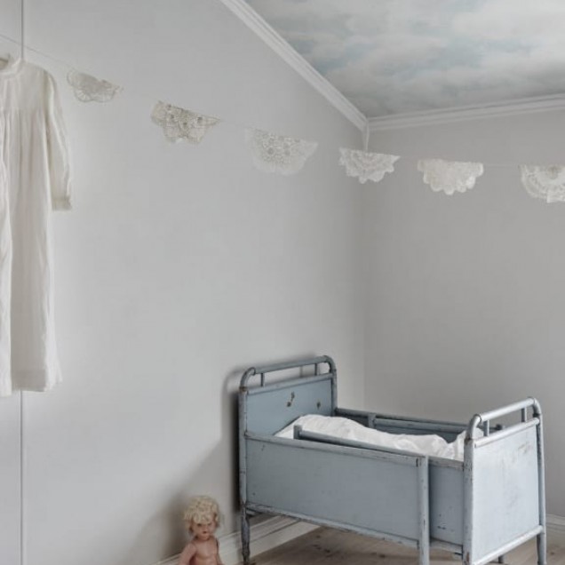 Tapet lavabil Himmel Light Blue cu design de nori, perfect pentru dormitoare, sufragerii sau birouri.