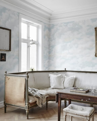 Tapet lavabil Himmel Light Blue cu design de nori, perfect pentru dormitoare, sufragerii sau birouri.