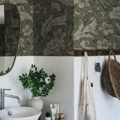 Tapet lavabil cu design floral delicat, Mattias Forest Green, în nuanțe de verde.