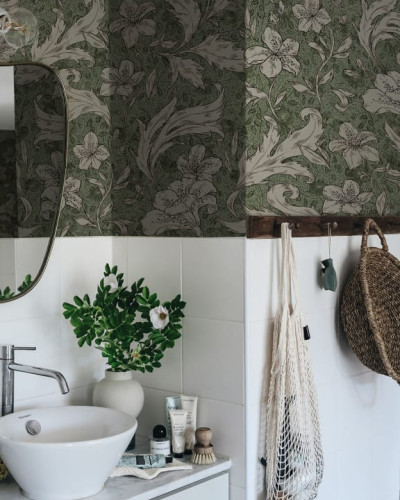 Tapet lavabil cu design floral delicat, Mattias Forest Green, în nuanțe de verde.