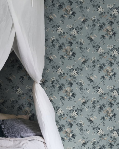 Tapet floral cu flori albe delicate pe un fundal albastru-gri. Ideal pentru dormitoare, livinguri sau holul casei.