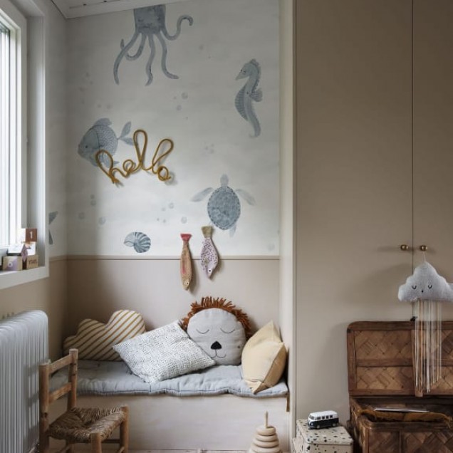 Tapet cu model marin, cu o caracatiță, pești, cai de mare și alte creaturi marine, pictate în culori delicate de albastru.